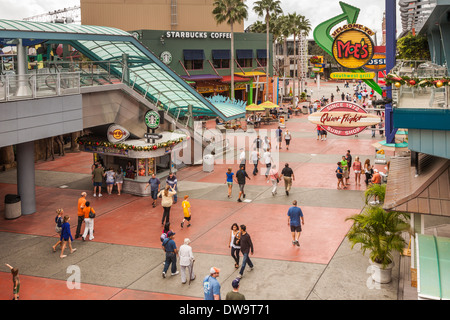 Parkbesucher betreten CityWalk in Universal Studios in Orlando, Florida Stockfoto