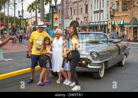 Familie posiert mit Marilyn Monroe Look-a-Like auf der Straße im Themenpark Universal Studios in Orlando, Florida Stockfoto