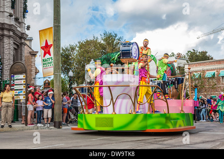 Männliche Percussion-Gruppe spielt auf Parade Float im Themenpark Universal Studios in Orlando, Florida Stockfoto