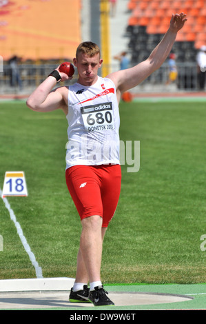 Adrian Walczynski führt das Kugelstoßen während der 2013 IAAF World Junior Championships am 12.-14. Juli 2013 in Donezk, Ukraine Stockfoto