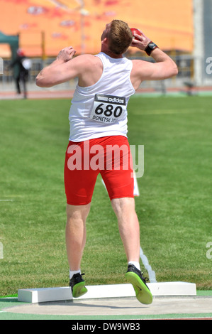 Adrian Walczynski führt das Kugelstoßen während der 2013 IAAF World Junior Championships am 12.-14. Juli 2013 in Donezk, Ukraine Stockfoto