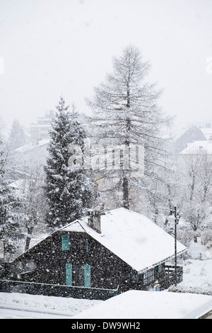 Schnee im alpinen Dorf von Chamonix-Mont-Blanc, Haute Savoie, Rhône-Alpes, Frankreich Stockfoto