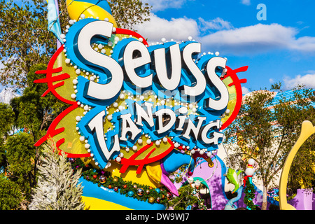 Schild am Eingang zum Seuss Landing at Universal Studios Islands of Adventure in Orlando, Florida für die Weihnachtszeit dekoriert Stockfoto