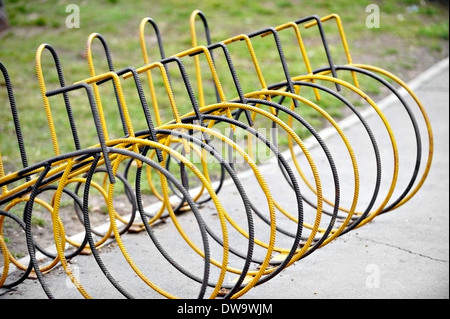 Schmiedeeisen-öffentliche Heck-Fahrradträger in einem park Stockfoto