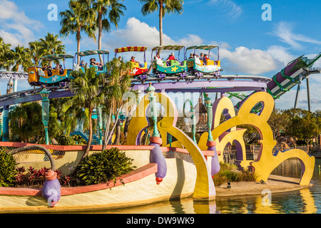 Die hoch In den Himmel Seuss Trolley Zugfahrt in Seuss landet auf dem Universal Studios Islands of Adventure in Orlando, Florida Stockfoto