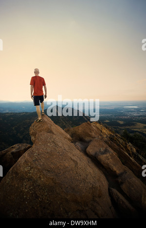 Ältere männliche Wanderer Stand am Anfang von Felsformation, Boulder, Colorado, USA Stockfoto