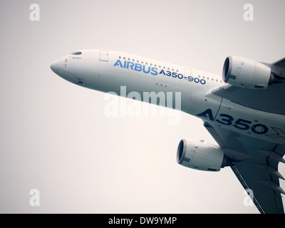 Der Airbus A350 XWB dabei eine Antenne Demonstration am 2014 Singapore Airshow, Changi Exhibition Centre Stockfoto