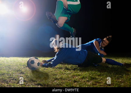 Weibliche Fußball-Spieler beim Training Stockfoto