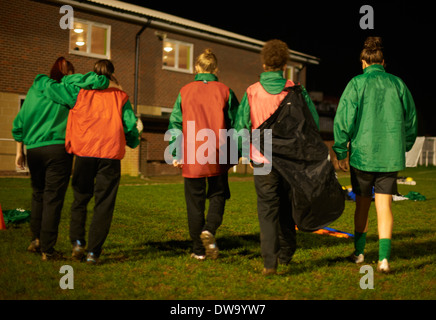 Weibliche Fußball-Spieler nach dem Training Stockfoto