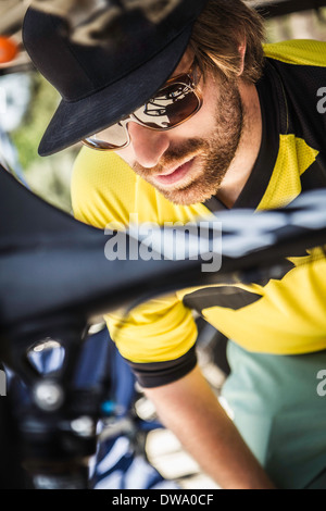 Nahaufnahme von jungen männlichen Mountainbiker Bike Check Stockfoto