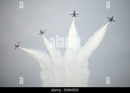 RSAF Black Knights begeistert Besucher auf der Singapore Airshow mit ihre todesmutige hochpräzisen Antenne Kunstflug bewegt Stockfoto