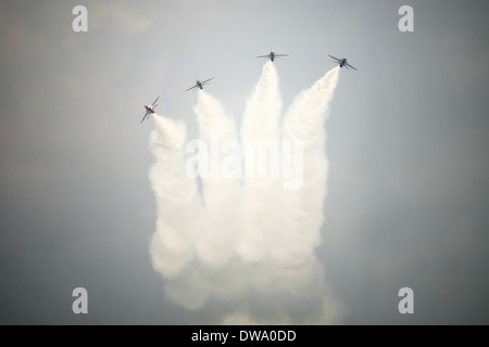 RSAF Black Knights begeistert Besucher auf der Singapore Airshow mit ihre todesmutige hochpräzisen Antenne Kunstflug bewegt Stockfoto