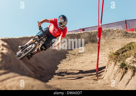 Junge männliche Mountainbiker racing in Sea Otter Classic Mountainbike Festival auf Laguna Seca Raceway in der Nähe von Monterey und Salinas Stockfoto