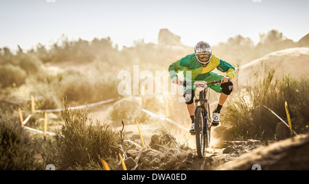 Männliche Mountainbiker racing auf staubigen Feldweg, Fontana, Kalifornien, USA Stockfoto