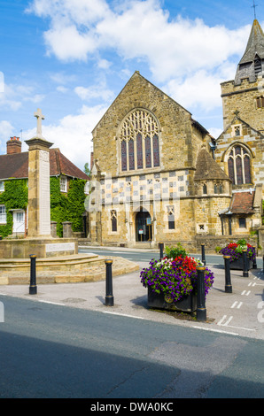 Das Kriegerdenkmal und St. Maria Magdalena & Kirche St. Denys in Midhurst, West Sussex, England Stockfoto