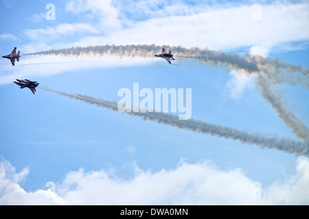 RSAF Black Knights begeistert Besucher auf der Singapore Airshow mit ihre todesmutige hochpräzisen Antenne Kunstflug bewegt Stockfoto