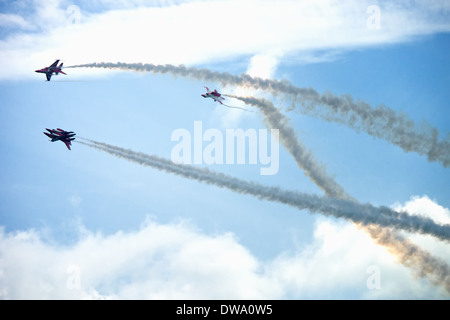 RSAF Black Knights begeistert Besucher auf der Singapore Airshow mit ihre todesmutige hochpräzisen Antenne Kunstflug bewegt Stockfoto