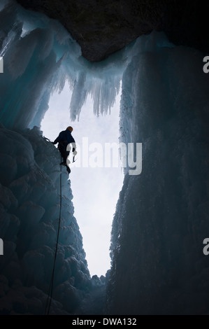 Mann Klettern Panther fällt WI 4, Banff Nationalpark, Alberta, Kanada Stockfoto