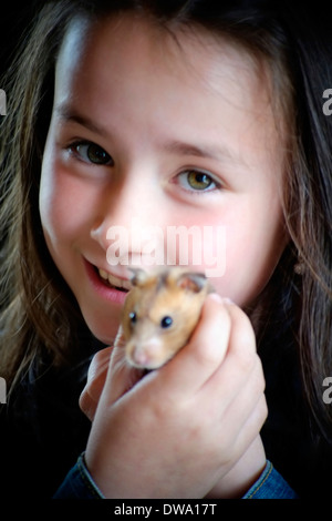 Kleines Mädchen mit ihrem Haustier Hamster in Irland Stockfoto