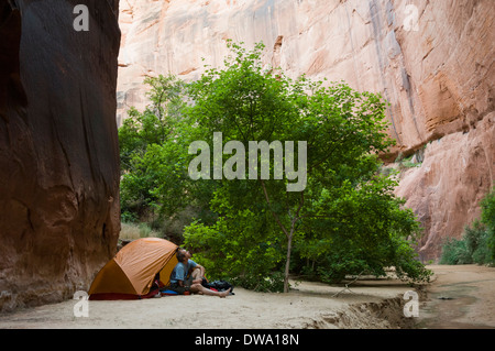 Männliche Wanderer camping in Buckskin Gulch, Vermilion Cliffs Wilderness, Utah, USA Stockfoto