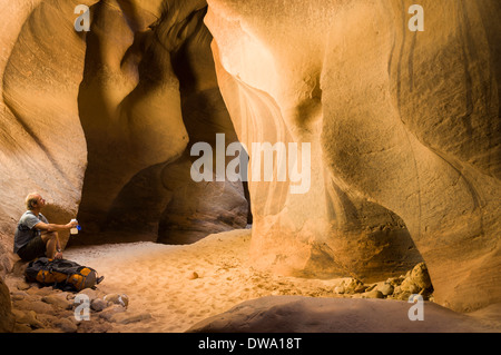 Männliche Wanderer in Buckskin Gulch, Vermilion Cliffs Wilderness, Utah, USA Stockfoto