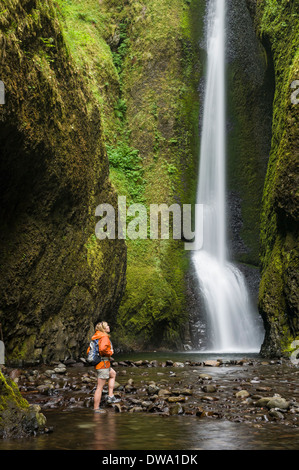 Frau, Wandern am Fuße des Oneonta Falls, Columbia River Gorge, Oregon, USA Stockfoto