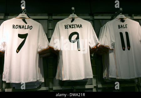 Replica t-Shirts zum Verkauf im offiziellen Shop in Real Madrids Bernabeu-Stadion, Spanien Stockfoto