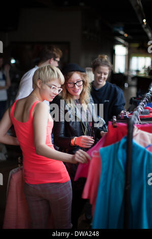 Oxford, UK, 4. März 2014. Modelle für Oxford Fashion Week vorzubereiten für die High Street Fashion Show im Varsity Club am 4. März 2014 stattfinden wird. Viele Modelle sind Studenten an der Oxford University und Oxford Brookes University, und ihre Zeit für Armaturen und Proben rund um ihr Studium zu balancieren.  Oxford Fashion Week zeigt statt vom 4. bis 9. März 2014 an Orten in Oxford einschließlich der Varsity Club, Malmaison Hotel und Randolph Hotel Ballsaal. Ben Robinson/Alamy Live-Nachrichten Stockfoto