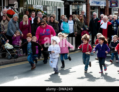 Alcester, Warwickshire, England, UK. 4. März 2014. Kinder Rennen in einem jährlichen Faschingsdienstag Pfannkuchen-Rennen in Alcester High Street. Bildnachweis: Colin Underhill/Alamy Live-Nachrichten Stockfoto