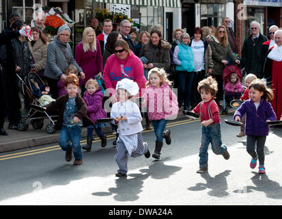 Alcester, Warwickshire, England, UK. 4. März 2014. Kinder Rennen in einem jährlichen Faschingsdienstag Pfannkuchen-Rennen in Alcester High Street. Bildnachweis: Colin Underhill/Alamy Live-Nachrichten Stockfoto