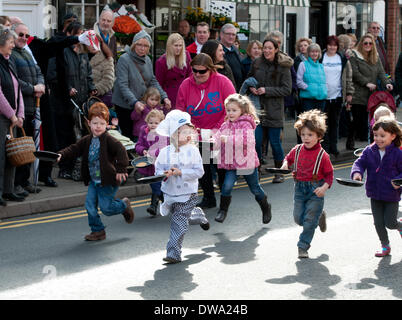 Alcester, Warwickshire, England, UK. 4. März 2014. Kinder Rennen in einem jährlichen Faschingsdienstag Pfannkuchen-Rennen in Alcester High Street. Bildnachweis: Colin Underhill/Alamy Live-Nachrichten Stockfoto