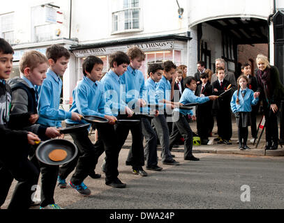 Alcester, Warwickshire, England, UK. 4. März 2014. Schülerinnen und Schüler zu Beginn eines jährlichen Faschingsdienstag Pfannkuchen-Rennen in Alcester High Street. Bildnachweis: Colin Underhill/Alamy Live-Nachrichten Stockfoto