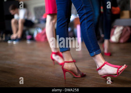 Oxford, UK, 4. März 2014. Modelle für Oxford Fashion Week vorzubereiten für die High Street Fashion Show im Varsity Club am 4. März 2014 stattfinden wird. Viele Modelle sind Studenten an der Oxford University und Oxford Brookes University, und ihre Zeit für Armaturen und Proben rund um ihr Studium zu balancieren.  Oxford Fashion Week zeigt statt vom 4. bis 9. März 2014 an Orten in Oxford einschließlich der Varsity Club, Malmaison Hotel und Randolph Hotel Ballsaal. Ben Robinson/Alamy Live-Nachrichten Stockfoto