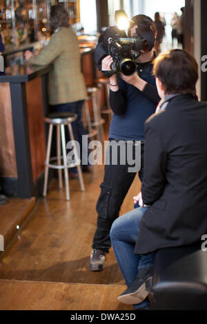 Oxford, UK, 4. März 2014. Modelle für Oxford Fashion Week vorzubereiten für die High Street Fashion Show im Varsity Club am 4. März 2014 stattfinden wird. Viele Modelle sind Studenten an der Oxford University und Oxford Brookes University, und ihre Zeit für Armaturen und Proben rund um ihr Studium zu balancieren.  Oxford Fashion Week zeigt statt vom 4. bis 9. März 2014 an Orten in Oxford einschließlich der Varsity Club, Malmaison Hotel und Randolph Hotel Ballsaal. Ben Robinson/Alamy Live-Nachrichten Stockfoto