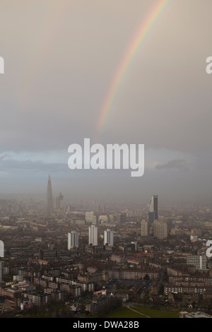 Luftaufnahme des Regenbogens über London, UK Stockfoto