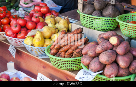 Rohes Gemüse und Obst verkaufsfertig im lokalen Markt Stockfoto