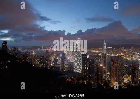 Luftaufnahme von Wolkenkratzern in der Abenddämmerung, Hong Kong, China Stockfoto