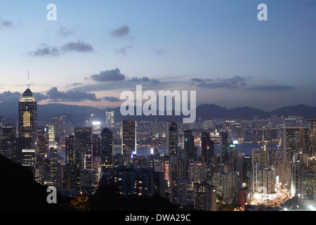 Luftaufnahme der Stadt in der Abenddämmerung, Hong Kong, China Stockfoto