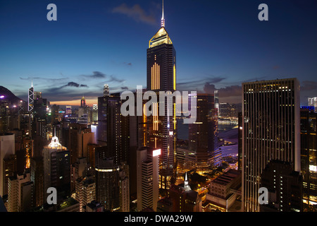 Luftaufnahme der Stadt bei Nacht, Hong Kong, China Stockfoto