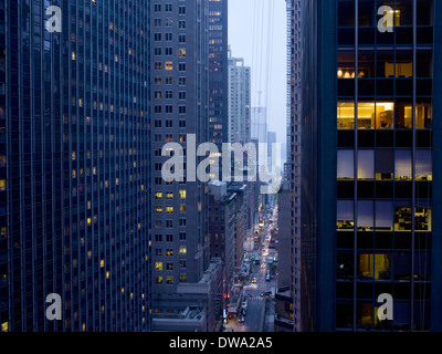 Erhöhten Blick der Rush Hour zwischen Wolkenkratzern in der Abenddämmerung, New York, USA Stockfoto