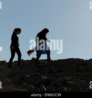 Menschen wandern in der Wüste Sahara, Guelmim-Es Semara, Erg Chegaga-Dünen, die Wüste Sahara, Marokko Stockfoto