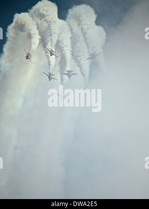 Die ROKAF Black Knights aerobatic team spannende Besucher auf der 2014 Singapore Airshow mit seiner hohen Präzision Manöver Stockfoto