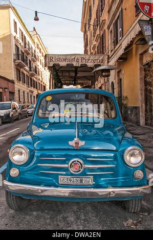 Einem blauen Fiat 600 im Zentrum von Rom, Italien. Stockfoto