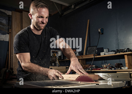 Männliche Zimmermann mit einem Rotary sah in Werkstatt Stockfoto