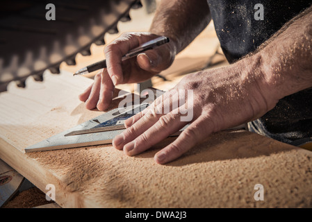 Nahaufnahme eines männlichen Zimmermann mit Geodreieck in Werkstatt Stockfoto
