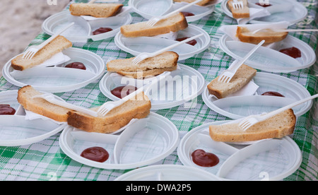 Brot auf ein Einweggeschirr Stockfoto