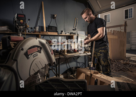 Männliche Tischler beschäftigt in Werkstatt Stockfoto