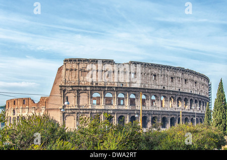 Die alte Ruine des Roman Colosseum Amphitheater befindet sich in der italienischen Hauptstadt Rom. Stockfoto