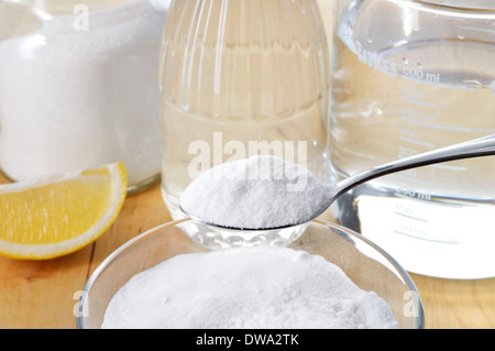 Umweltfreundliche natürliche Reiniger. Essig, Backpulver, Salz, Zitrone und Tuch auf dem Holztisch. Hausgemachte grüne Reinigung. Stockfoto