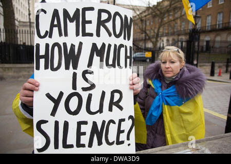 London, UK. Dienstag, 4. März 2014. Ukrainische Demonstranten zeigen außen Downing Street fordern die Regierung des Vereinigten Königreichs, der NATO und anderen Organisationen zu helfen, ihre Autonomie gegen Russland zu schützen und einer souveränen Nation zu bleiben. Bildnachweis: Michael Kemp/Alamy Live-Nachrichten Stockfoto